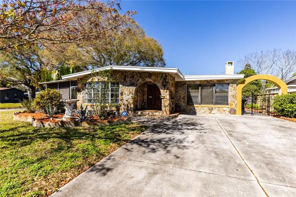 6423 34th Avenue N St Petersburg FL 33710
