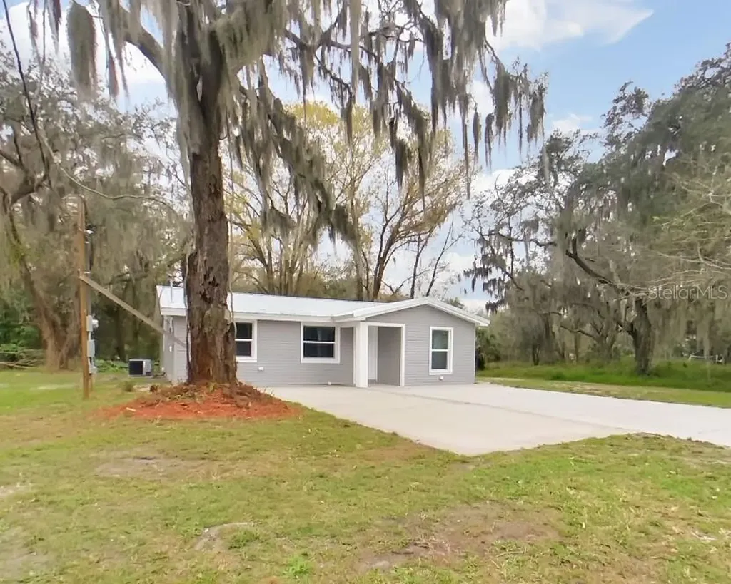 2809 W Granfield Avenue Plant City FL 33563