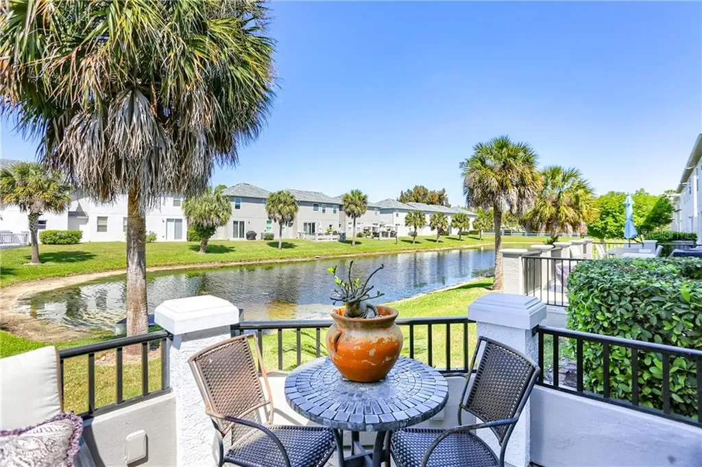 1039 Paseo Del Rio NE St Petersburg FL 33702