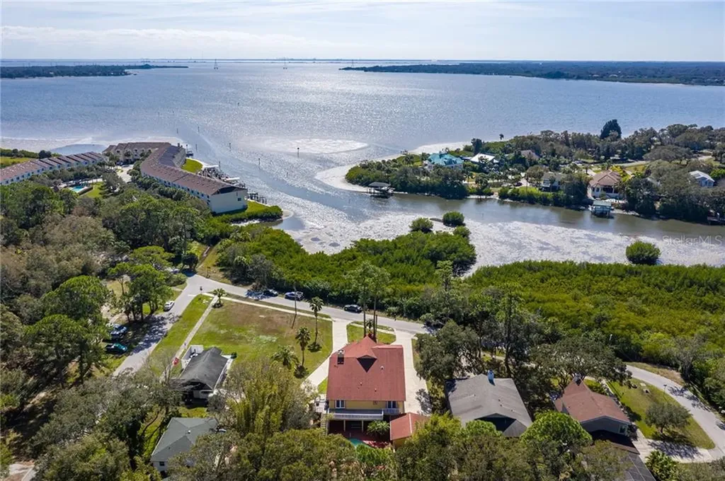 904 Shore Drive W Oldsmar FL 34677