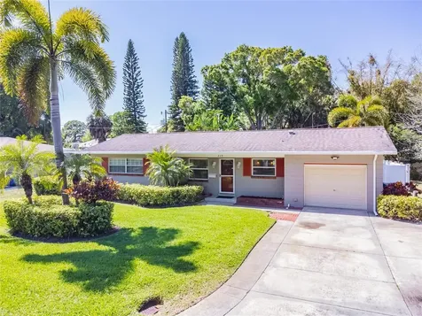 229 NW Lincoln Circle N St Petersburg FL 33702