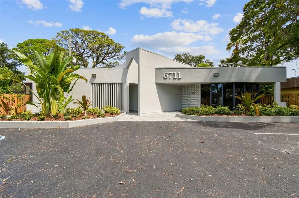 6711 38th Avenue N St Petersburg FL 33710