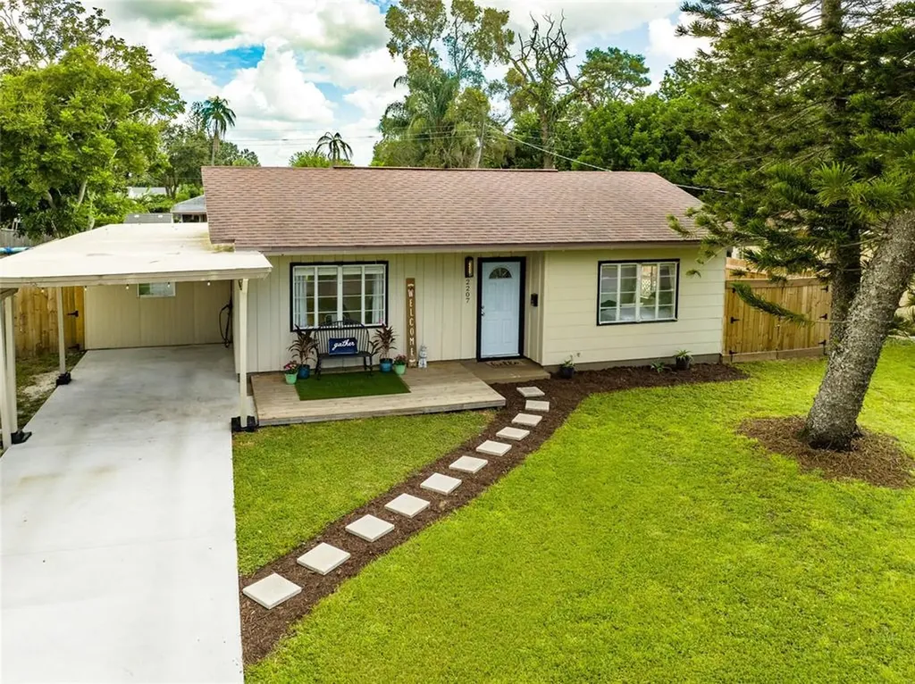 2207 20th Street Court W Bradenton FL 34205