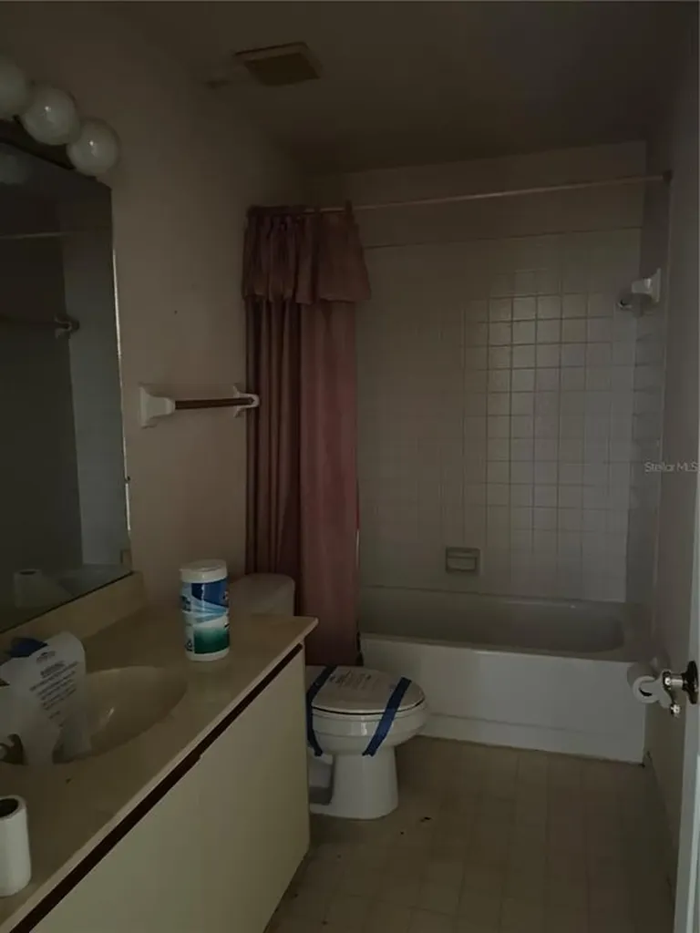 1404 Midoneck Court Valrico FL 33596
