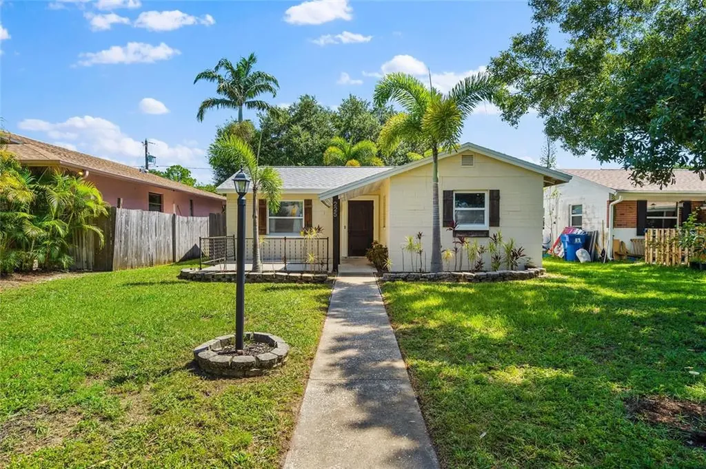 225 SW Lincoln Circle N St Petersburg FL 33703