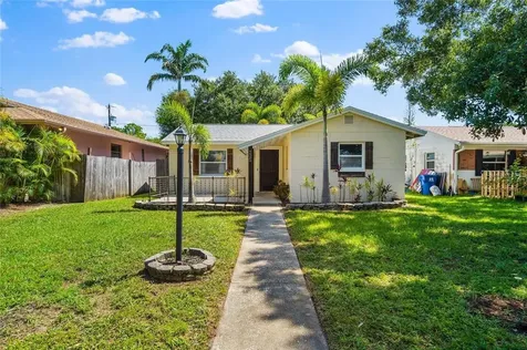 225 SW Lincoln Circle N St Petersburg FL 33703