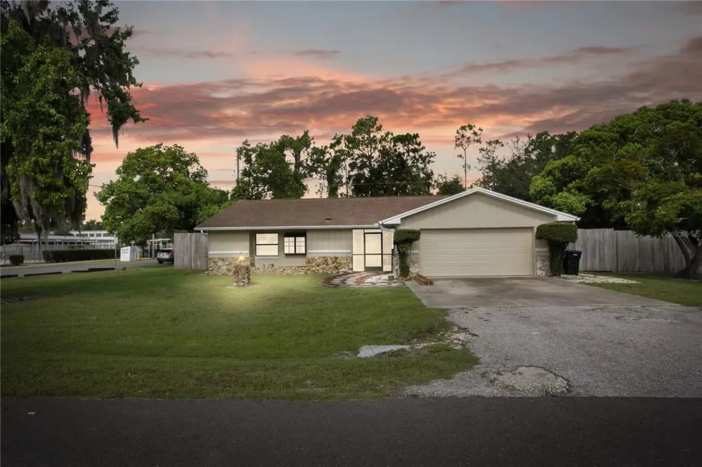 2004 Glenmont Lane Orlando FL 32817