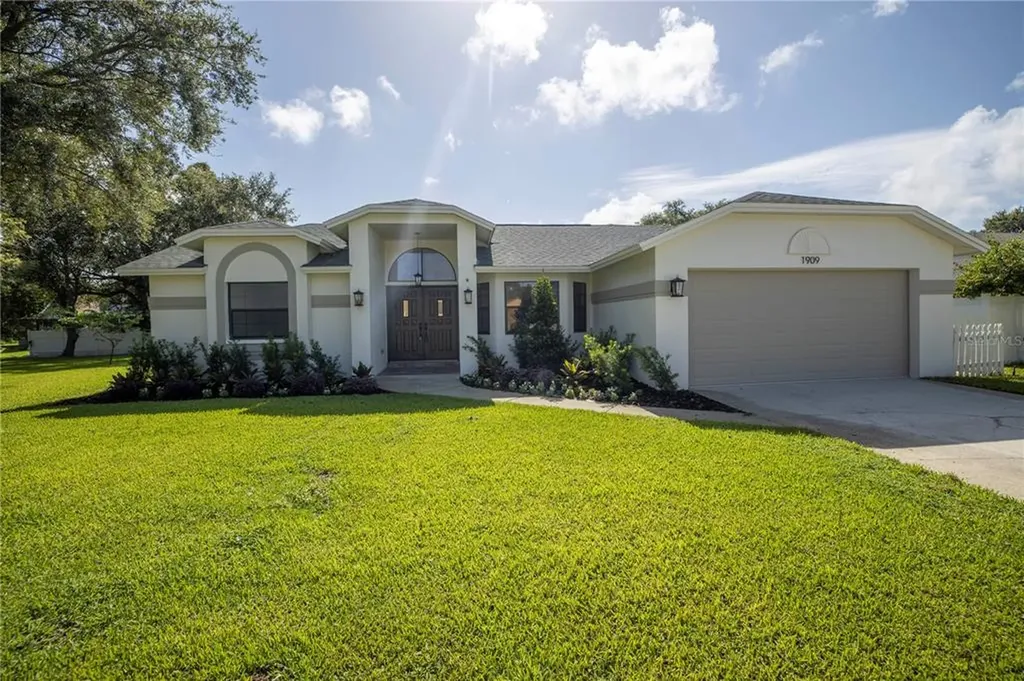 1909 Glen Lakes Circle N St Petersburg FL 33702