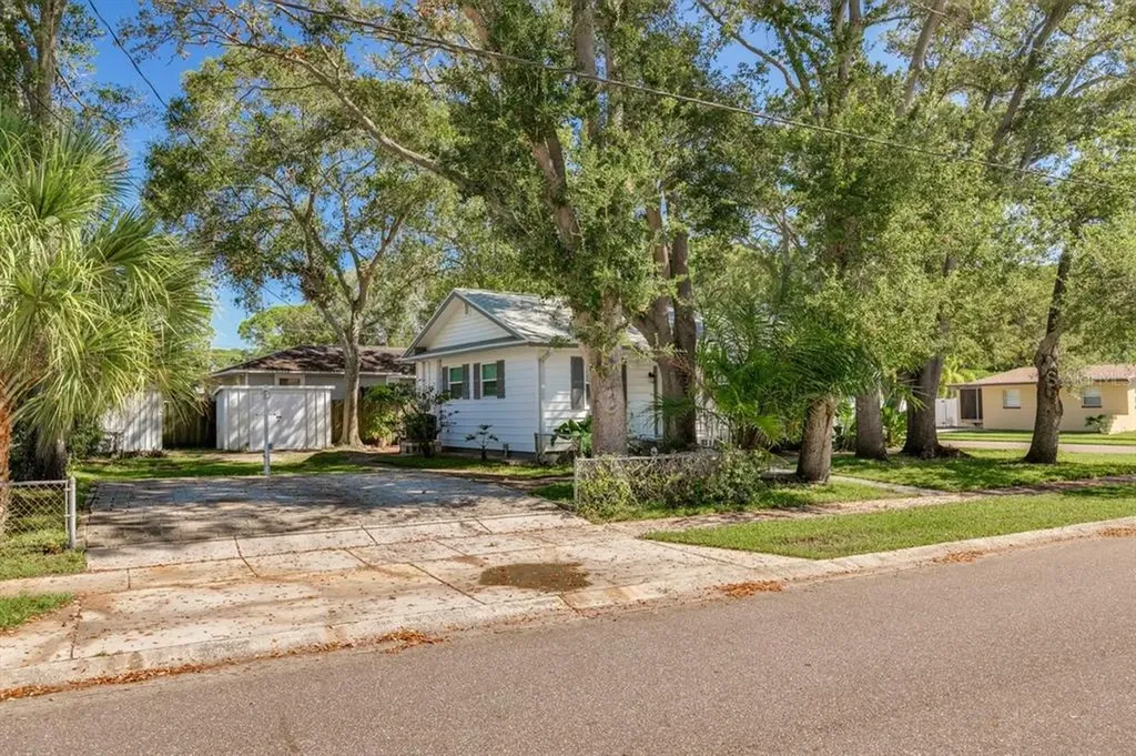 141 SW Lincoln Circle N St Petersburg FL 33703