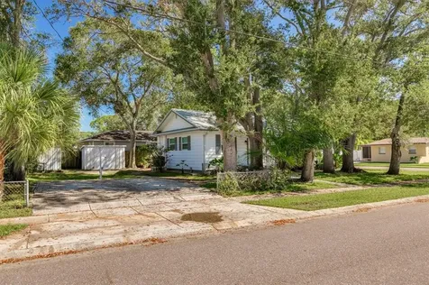 141 SW Lincoln Circle N St Petersburg FL 33703