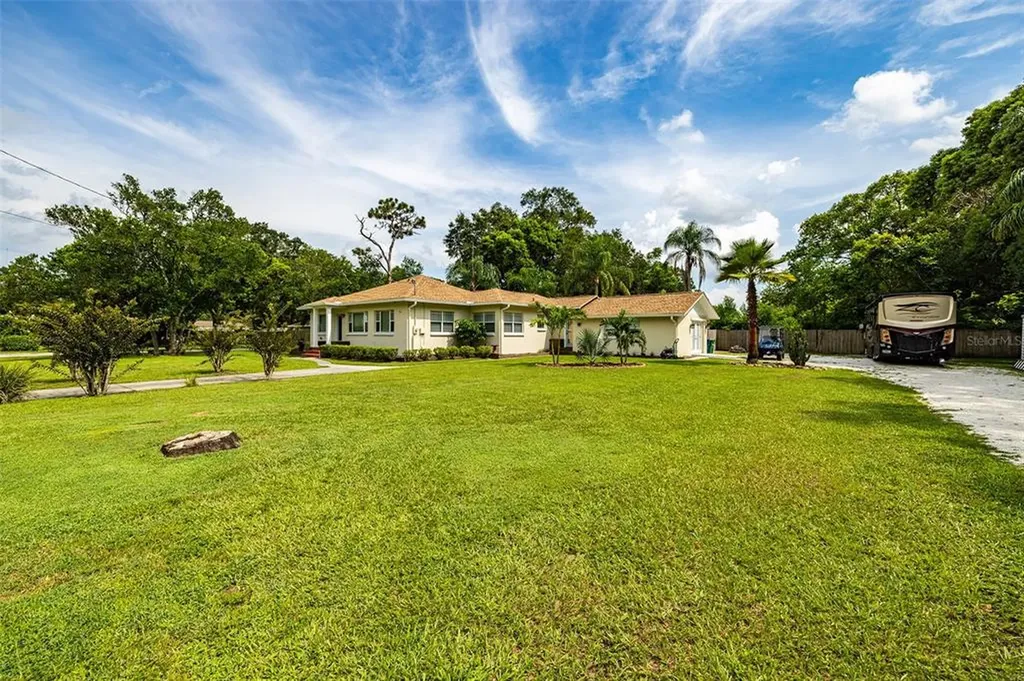 1702 W Country Club Drive Tampa FL 33612