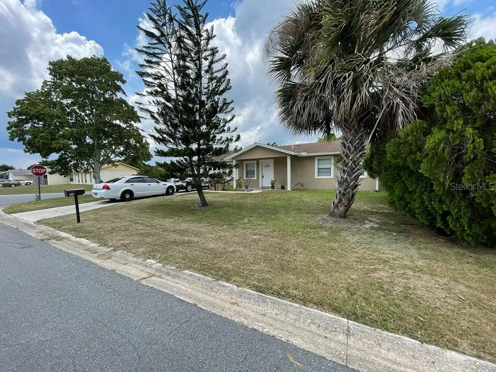 566 Floral Drive Kissimmee FL 34743