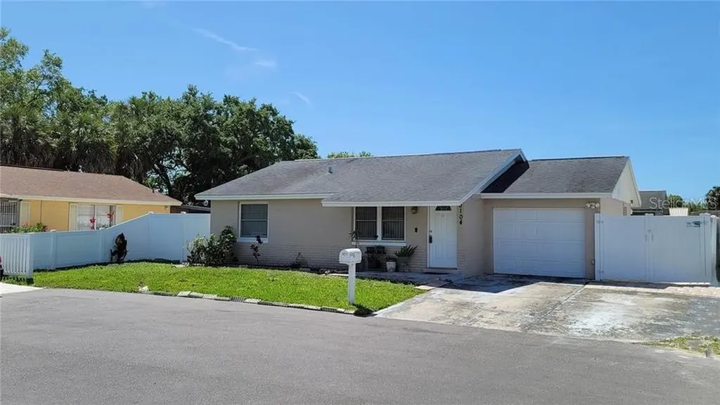 10104 Chapel Hill Court Tampa FL 33615