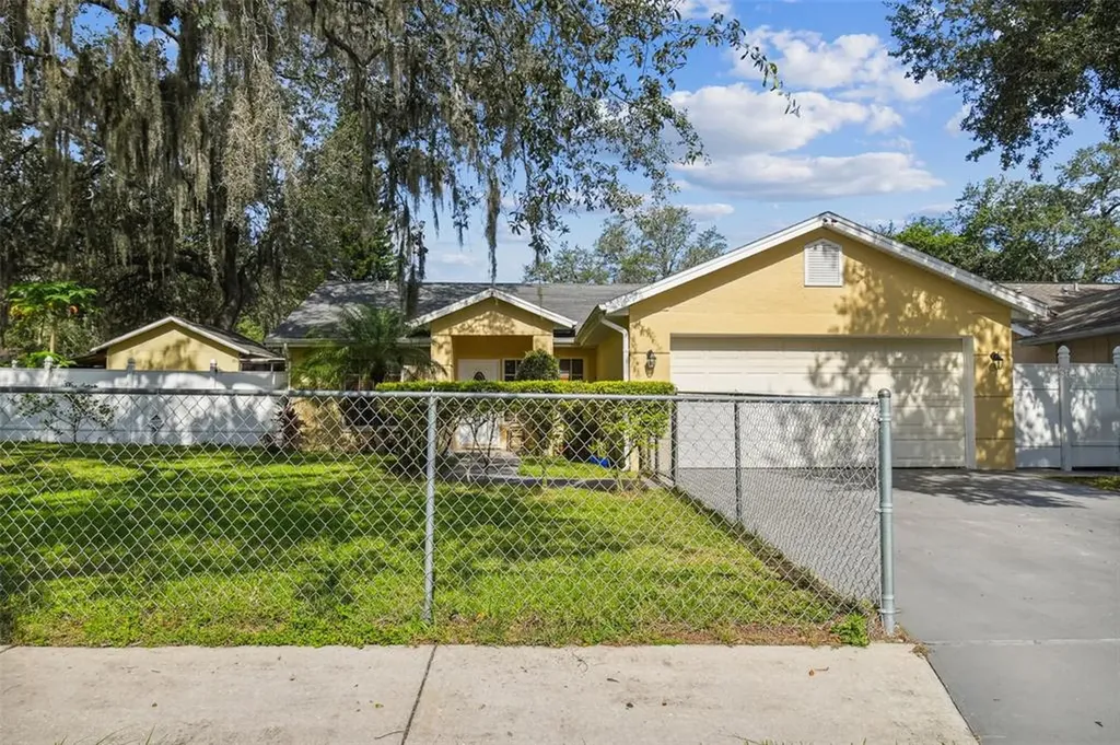 2422 Woody Trace Lane Tampa FL 33612