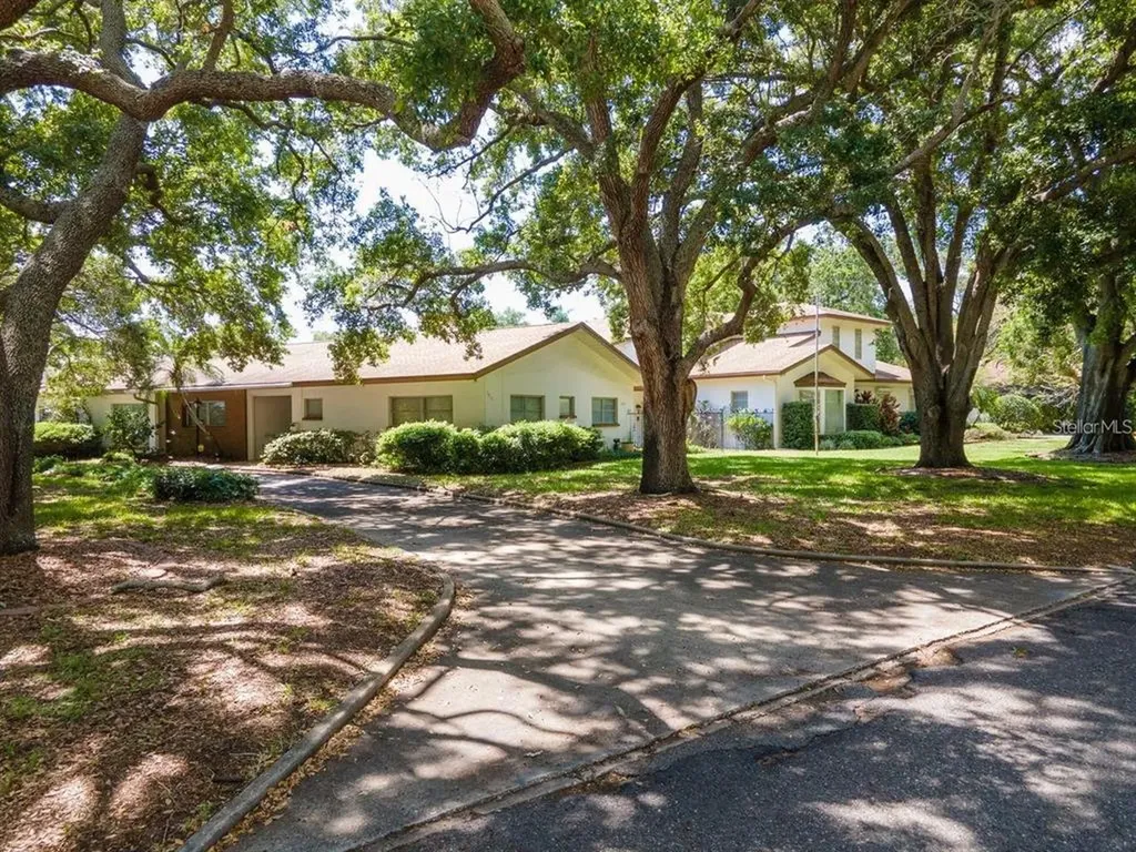 1412 Country Club Road N St Petersburg FL 33710