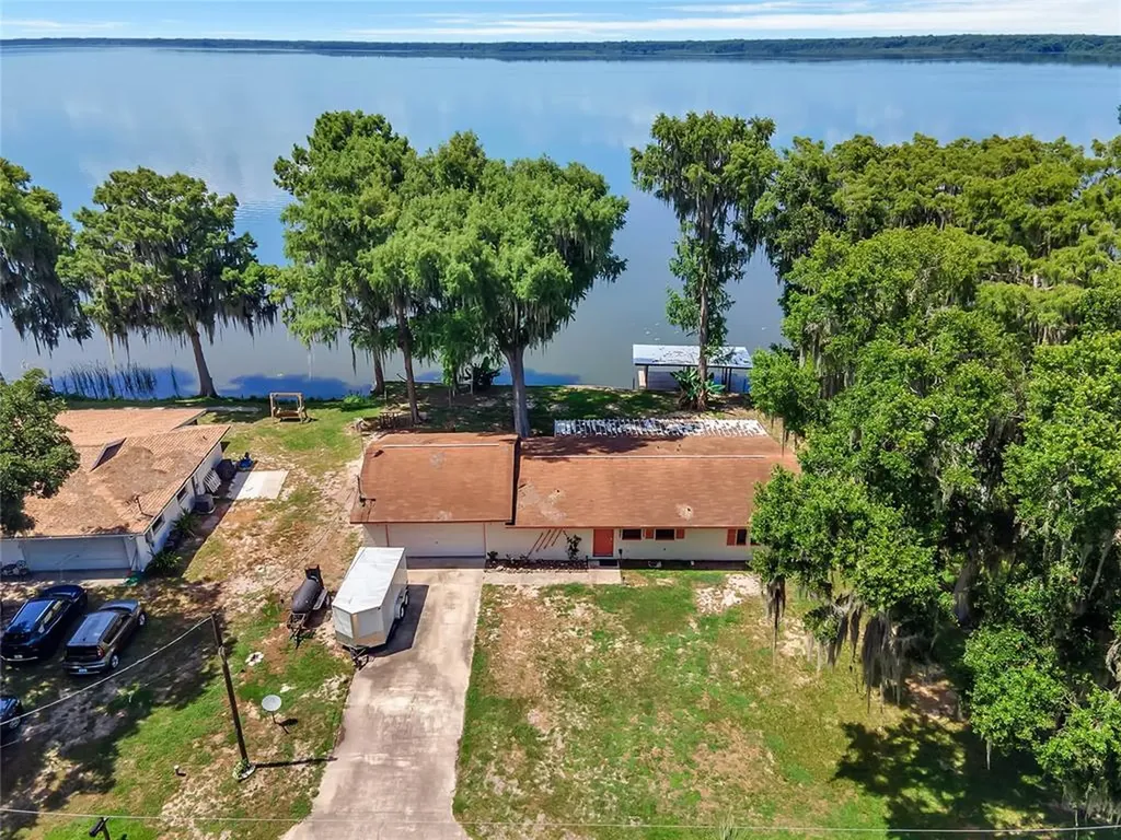 988 Cr 457 Lake Panasoffkee FL 33538