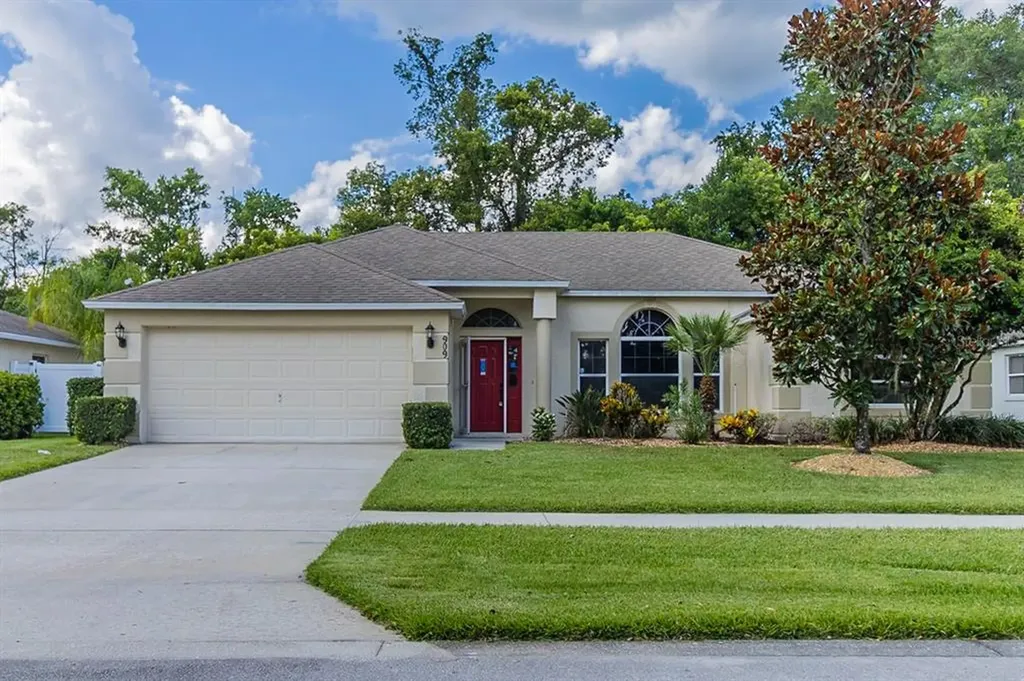 909 Lake Lindley Drive N Deland FL 32724