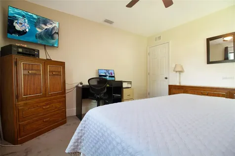 5914 13th Avenue N St Petersburg FL 33710