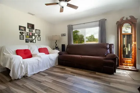 5914 13th Avenue N St Petersburg FL 33710