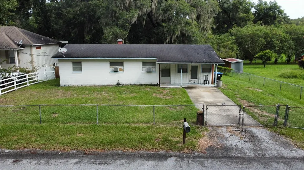821 E 10th Street Apopka FL 32703