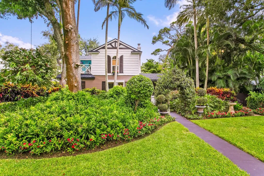140 27th Avenue N St Petersburg FL 33704