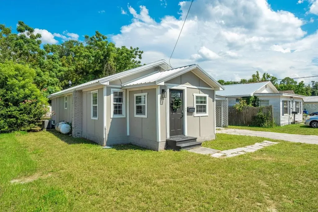 622 N Disston Avenue Tavares FL 32778