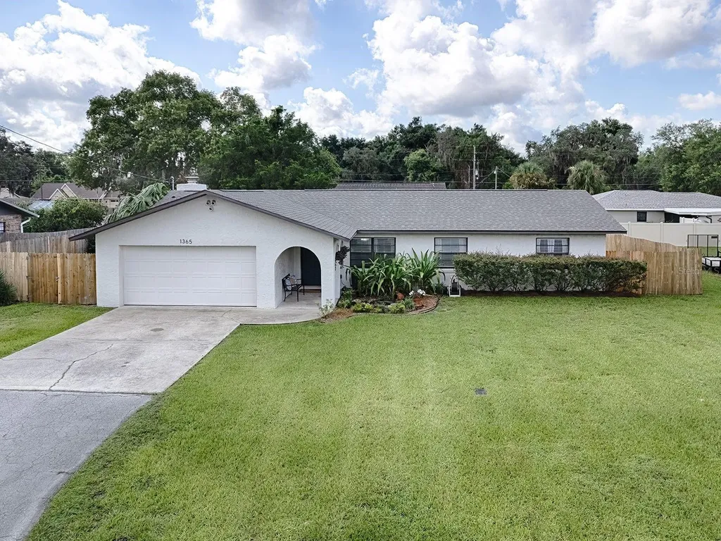 1365 Cr 442 Lake Panasoffkee FL 33538
