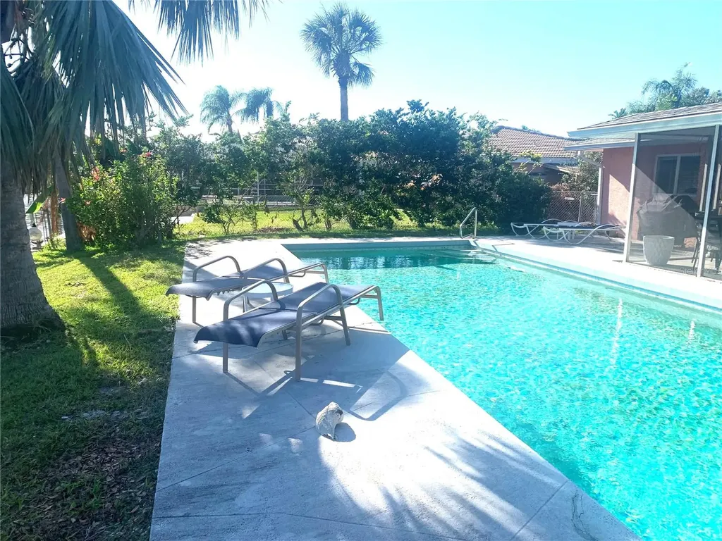 1714 Meadowood Street Sarasota FL 34231