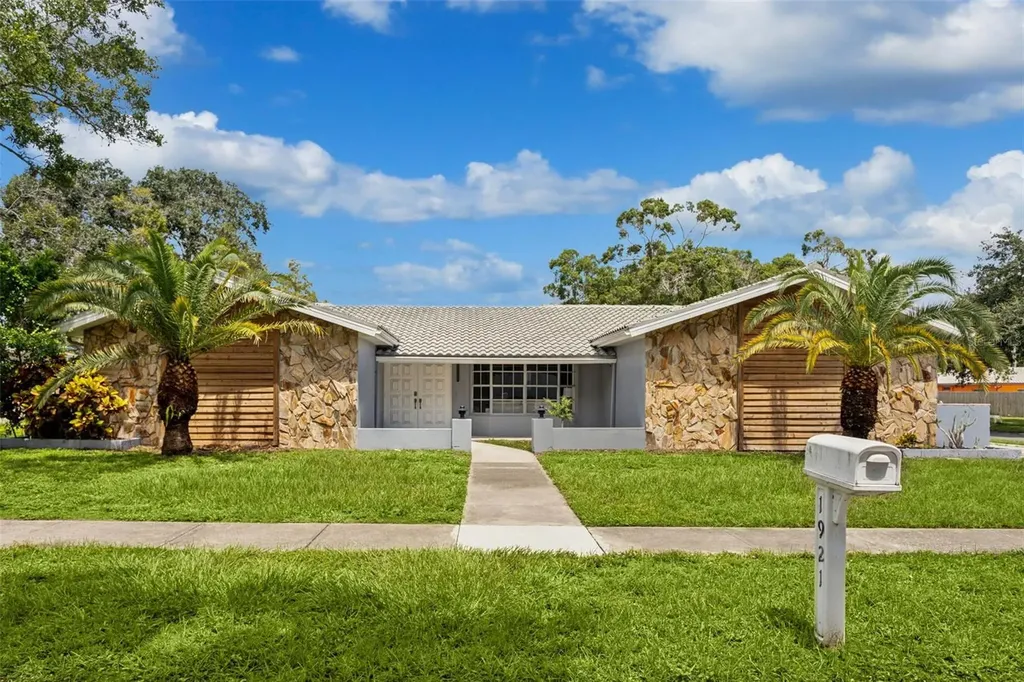 1921 Blue Heron Way Palm Harbor FL 34683
