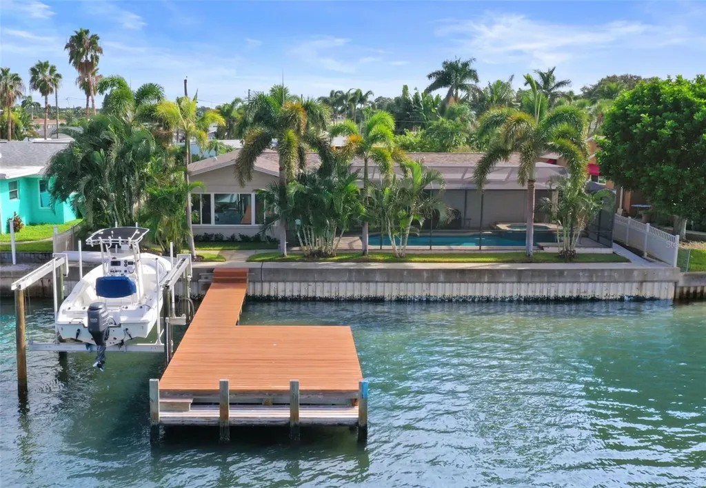 613 79th Circle S St Petersburg FL 33707