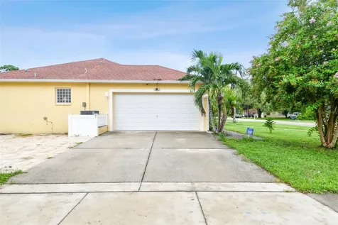 2402 Dryer Avenue Largo FL 33770