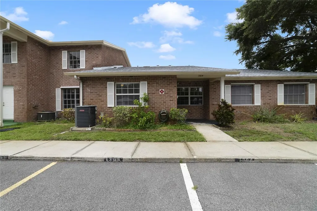 1304 Village Way Orlando FL 32807