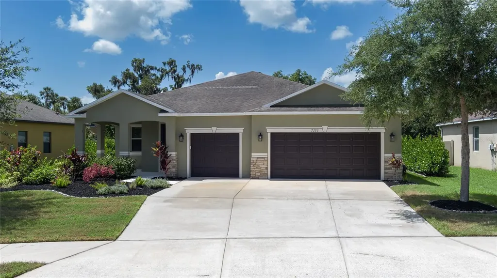7323 61st Street E Palmetto FL 34221