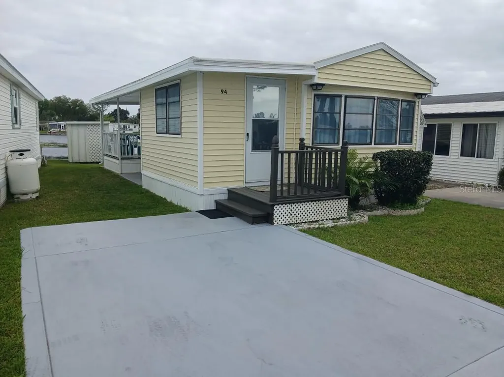 94 Eagle Point S Osteen FL 32764
