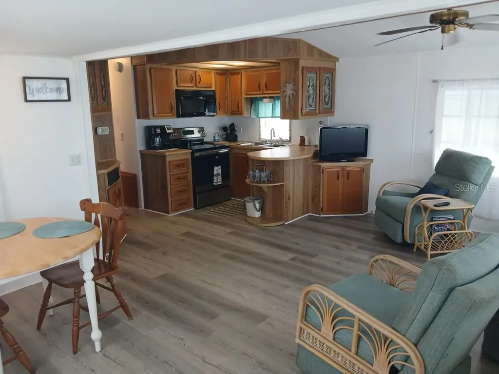 94 Eagle Point S Osteen FL 32764