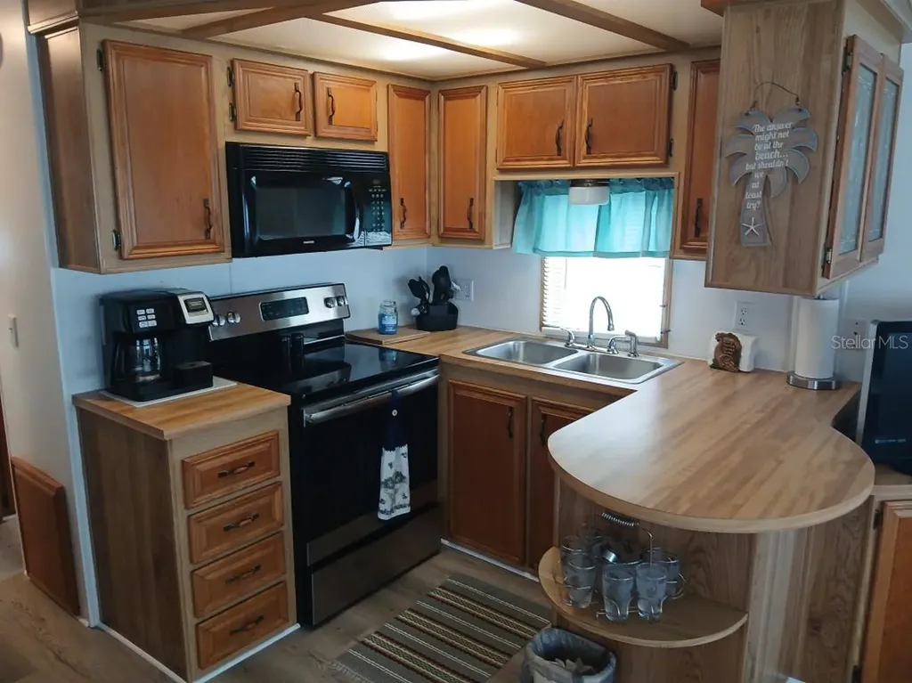 94 Eagle Point S Osteen FL 32764