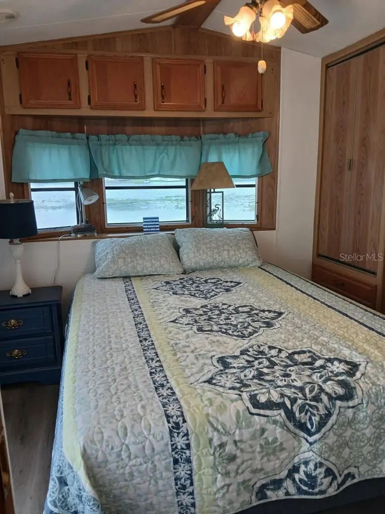 94 Eagle Point S Osteen FL 32764