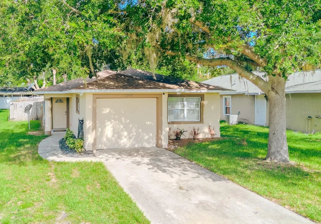 1205 N Texas Avenue Tavares FL 32778