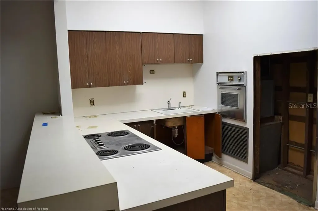 2 W Main Street Avon Park FL 33825