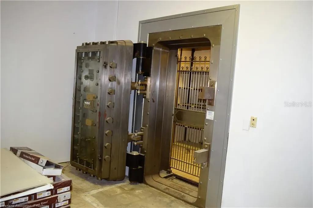 2 W Main Street Avon Park FL 33825