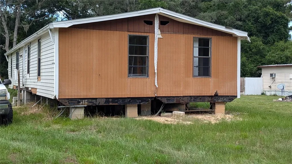 16237 SE 58 Place Ocklawaha FL 32179