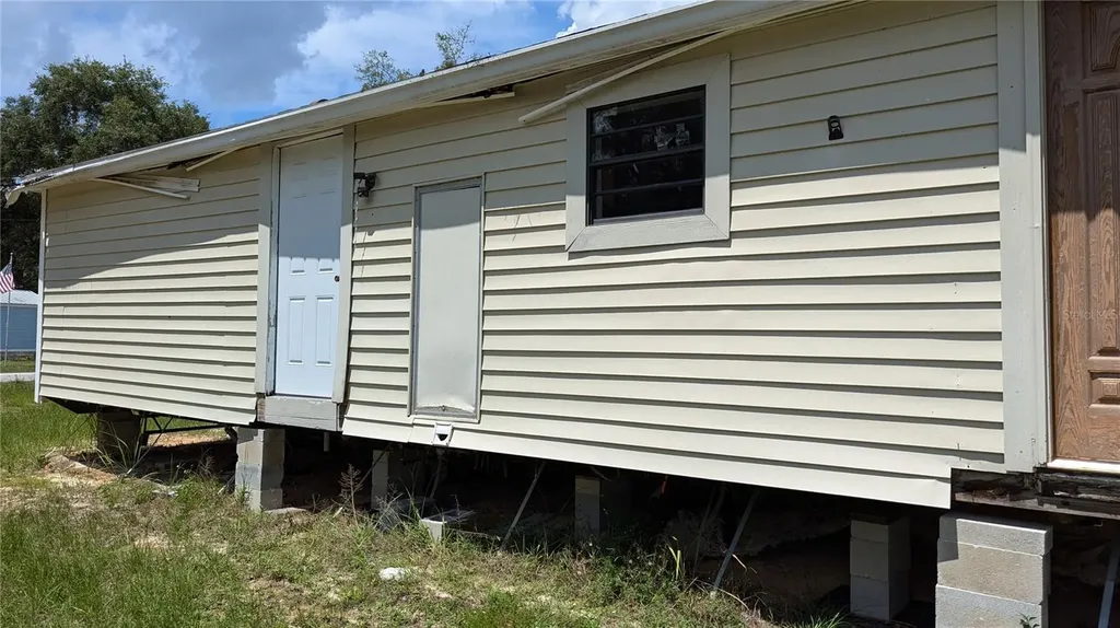 16237 SE 58 Place Ocklawaha FL 32179