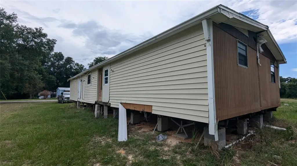 16237 SE 58 Place Ocklawaha FL 32179