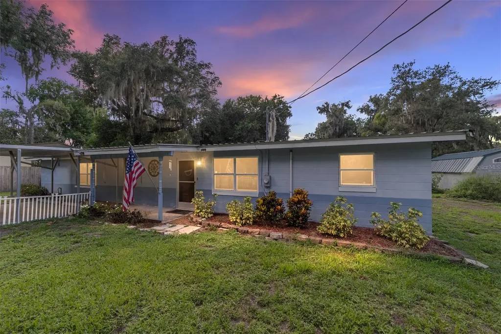2432 Cr 444 Lake Panasoffkee FL 33538