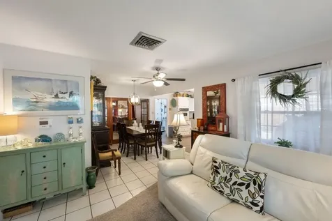 10133 52nd Avenue N St Petersburg FL 33708