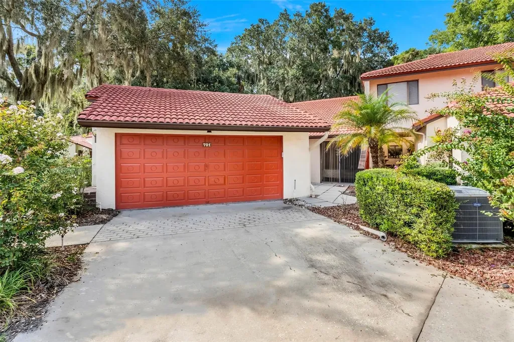 701 Clusterwood Drive Yalaha FL 34797