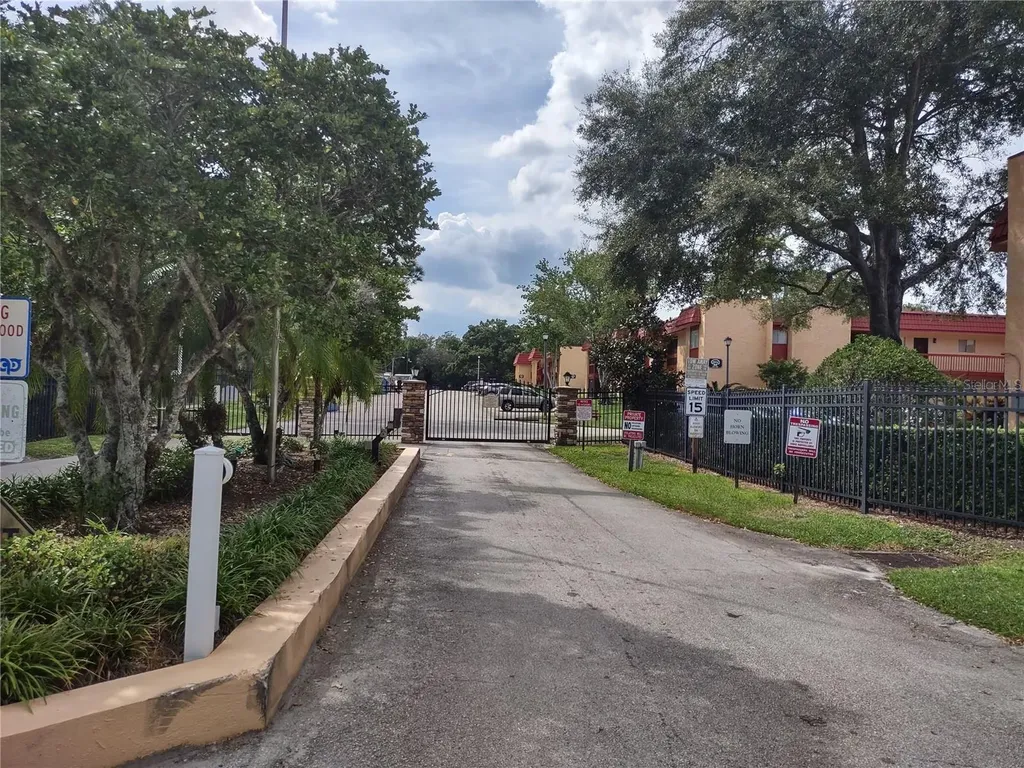 2860 N Powers Drive Orlando FL 32818