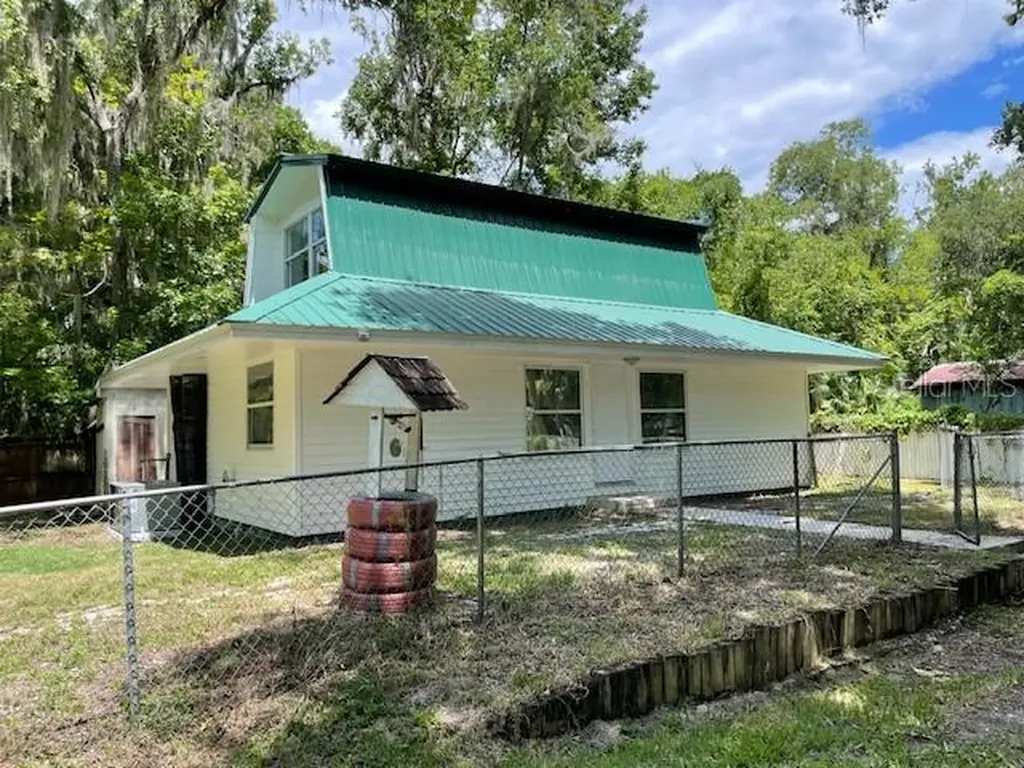 2584 Cr 401a Lake Panasoffkee FL 33538