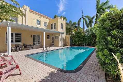 1140 14th Avenue N St Petersburg FL 33705