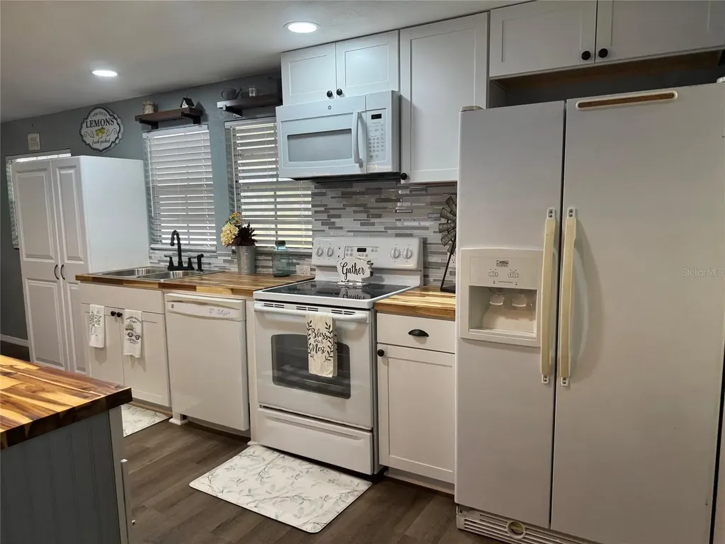 9437 N Singapore Avenue Dunnellon FL 34433